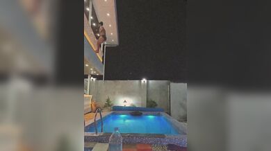 Nepovedený backflip skok do bazénu