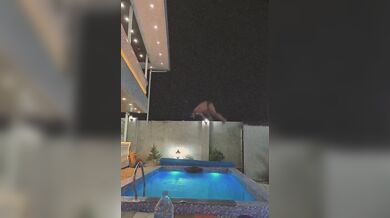 Nepovedený backflip skok do bazénu