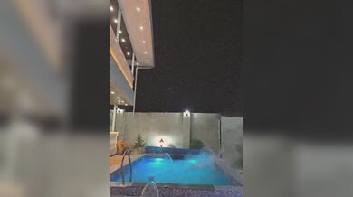 Nepovedený backflip skok do bazénu
