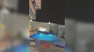 Nepovedený backflip skok do bazénu