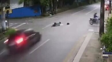 Žena spadla z mototaxi a následně ji srazilo kolemjedoucí auto