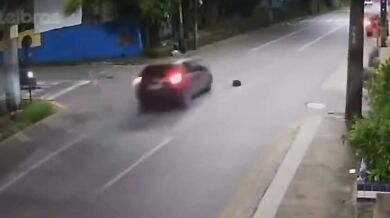 Žena spadla z mototaxi a následně ji srazilo kolemjedoucí auto