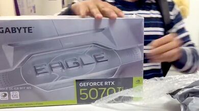 Podvod při nákupu grafiky v Moskvě: Muž našel v krabici od RTX 5070 Ti místo karty...