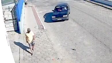 Neovládané auto přimáčklo chodce ke zdi, muž vyvázl bez vážných zranění