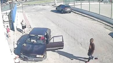 Neovládané auto přimáčklo chodce ke zdi, muž vyvázl bez vážných zranění
