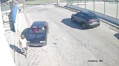 Neovládané auto přimáčklo chodce ke zdi, muž vyvázl bez vážných zranění