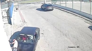 Neovládané auto přimáčklo chodce ke zdi, muž vyvázl bez vážných zranění