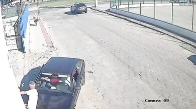 Neovládané auto přimáčklo chodce ke zdi, muž vyvázl bez vážných zranění