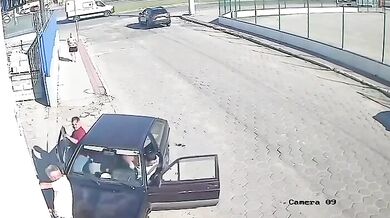 Neovládané auto přimáčklo chodce ke zdi, muž vyvázl bez vážných zranění
