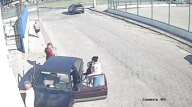 Neovládané auto přimáčklo chodce ke zdi, muž vyvázl bez vážných zranění