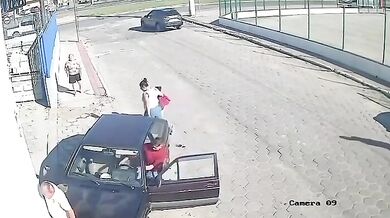 Neovládané auto přimáčklo chodce ke zdi, muž vyvázl bez vážných zranění
