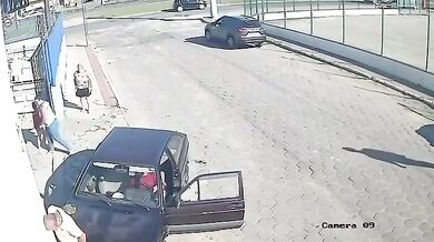 Neovládané auto přimáčklo chodce ke zdi, muž vyvázl bez vážných zranění