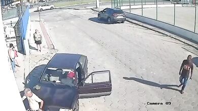 Neovládané auto přimáčklo chodce ke zdi, muž vyvázl bez vážných zranění