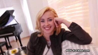 Obří čurák pro roztomilou blonďatou hubenou holku při jejím prvním natáčení