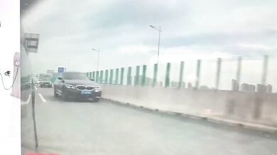 Nákladní auto strhlo výškovou zábranu, která jako oštěp propíchla osobní vůz