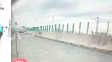 Nákladní auto strhlo výškovou zábranu, která jako oštěp propíchla osobní vůz