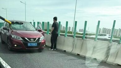Nákladní auto strhlo výškovou zábranu, která jako oštěp propíchla osobní vůz