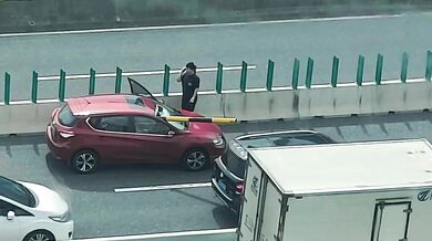 Nákladní auto strhlo výškovou zábranu, která jako oštěp propíchla osobní vůz