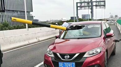 Nákladní auto strhlo výškovou zábranu, která jako oštěp propíchla osobní vůz