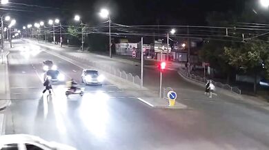 Auto srazilo čtrnáctiletou dívku, řidič jel na červenou