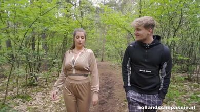 Holandská dívka Lady Lyne si zašuká v lese