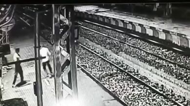 Muž skočil před přijíždějící vlak