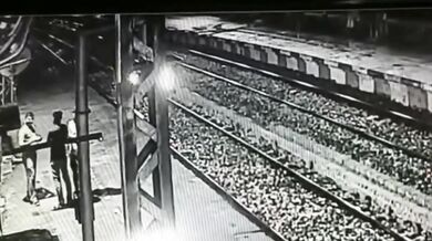Muž skočil před přijíždějící vlak