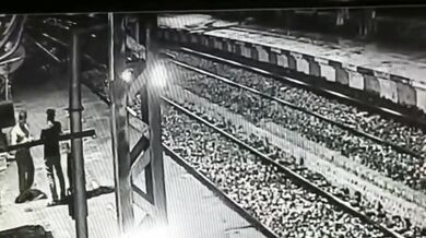 Muž skočil před přijíždějící vlak