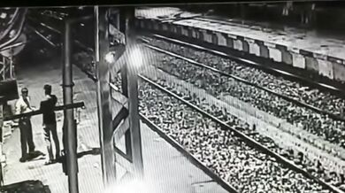Muž skočil před přijíždějící vlak