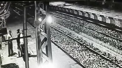 Muž skočil před přijíždějící vlak