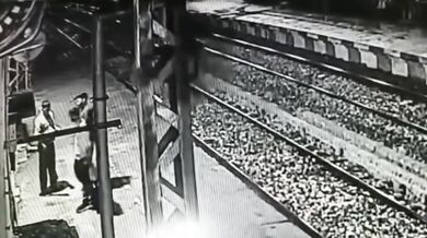 Muž skočil před přijíždějící vlak