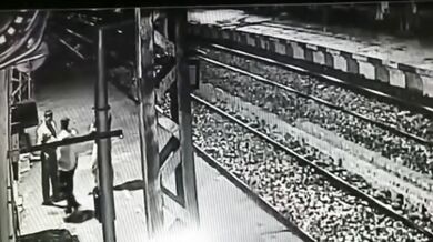 Muž skočil před přijíždějící vlak