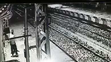 Muž skočil před přijíždějící vlak