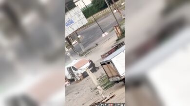 Ruský dron v Chersonu zaútočil na civilistu: Ukrajinský prezident Zelenskyj odsoudil další útok na neozbrojené lidi