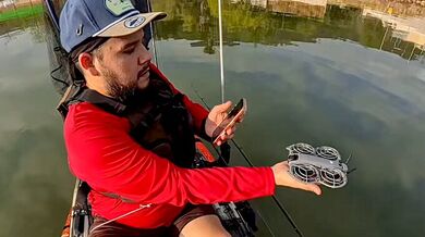 Nešťastné přistání dronu na kajaku: Nový model nečekaně spadl do vody přímo před očima majitele