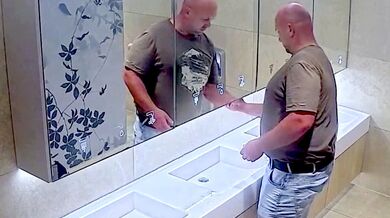 Incident v pražském obchodním domě: Muž ze vzteku rozbil pěstmi zrcadlo na toaletě, hledá ho policie