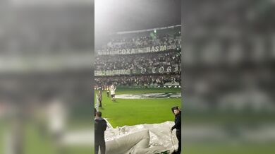 Smolná oslava v brazilském fotbale: Hráč při radosti skočil do tunelu, zranil se a gól mu zrušil videorozhodčí