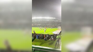 Smolná oslava v brazilském fotbale: Hráč při radosti skočil do tunelu, zranil se a gól mu zrušil videorozhodčí