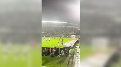 Smolná oslava v brazilském fotbale: Hráč při radosti skočil do tunelu, zranil se a gól mu zrušil videorozhodčí