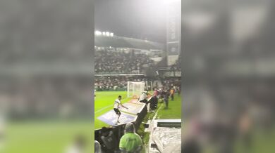 Smolná oslava v brazilském fotbale: Hráč při radosti skočil do tunelu, zranil se a gól mu zrušil videorozhodčí