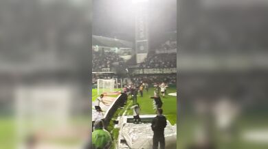 Smolná oslava v brazilském fotbale: Hráč při radosti skočil do tunelu, zranil se a gól mu zrušil videorozhodčí