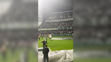 Smolná oslava v brazilském fotbale: Hráč při radosti skočil do tunelu, zranil se a gól mu zrušil videorozhodčí