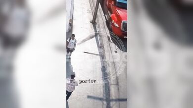 Tragédie v Monterrey: Senior zemřel pod koly kamionu poté, co ho mladík strčil do cesty