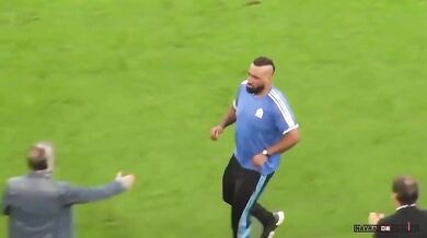 Fanoušek a jeho čestný výkop