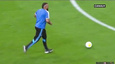 Fanoušek a jeho čestný výkop