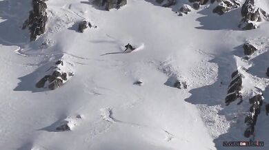 Snowboardista vs. lavina