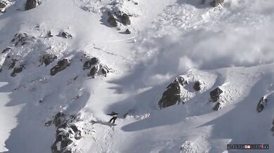 Snowboardista vs. lavina