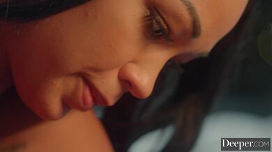 Deeper - Stydlivá Alina a její nejlepší kamarádka Harley si užijí intenzivní trojku
