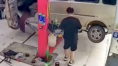 Nepozorný mechanik v Číně: Auto nabouralo do zdi garáže poté, co ho spustil se zapnutým motorem
