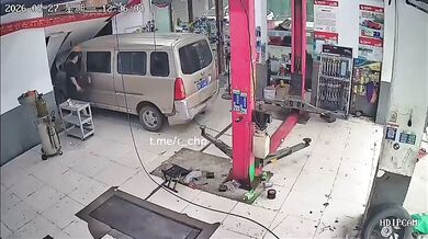 Nepozorný mechanik v Číně: Auto nabouralo do zdi garáže poté, co ho spustil se zapnutým motorem